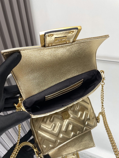 フェンディバッグ角部分ディテール